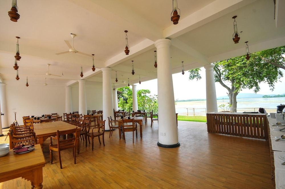 Yala Oga Reach Hotel Тисамахарама Екстериор снимка