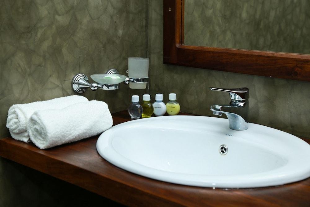 Yala Oga Reach Hotel Тисамахарама Екстериор снимка