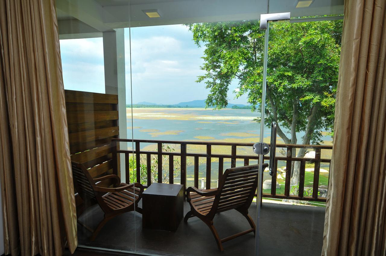 Yala Oga Reach Hotel Тисамахарама Екстериор снимка