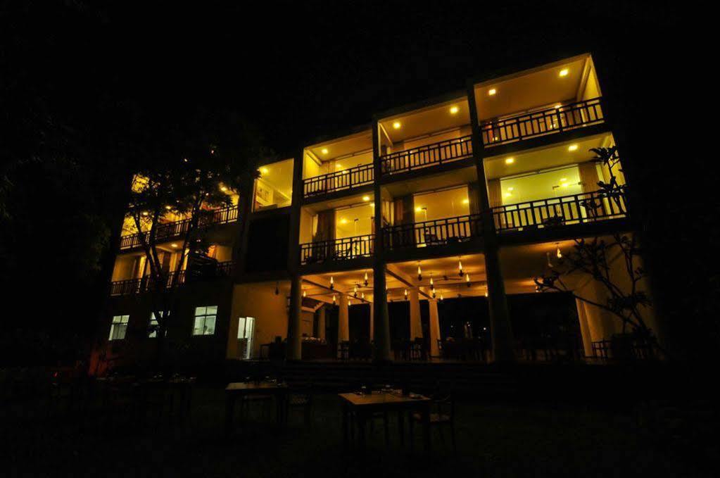 Yala Oga Reach Hotel Тисамахарама Екстериор снимка