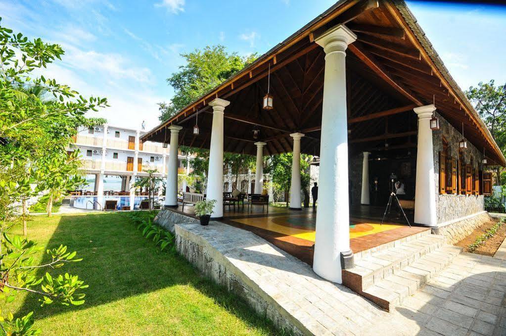 Yala Oga Reach Hotel Тисамахарама Екстериор снимка