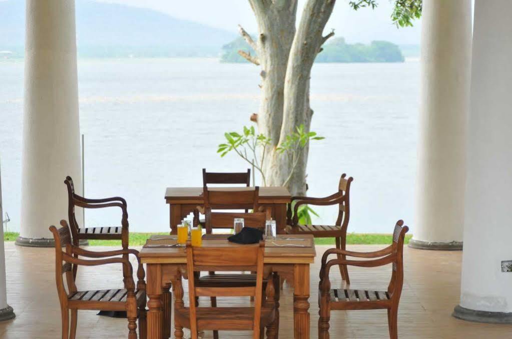 Yala Oga Reach Hotel Тисамахарама Екстериор снимка