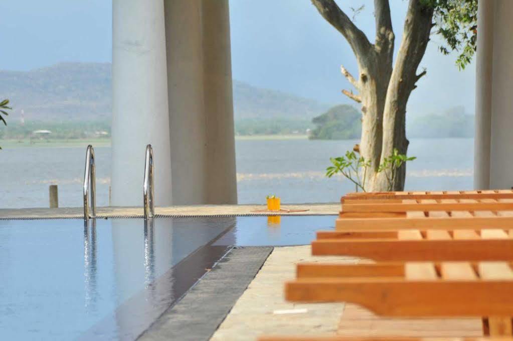 Yala Oga Reach Hotel Тисамахарама Екстериор снимка